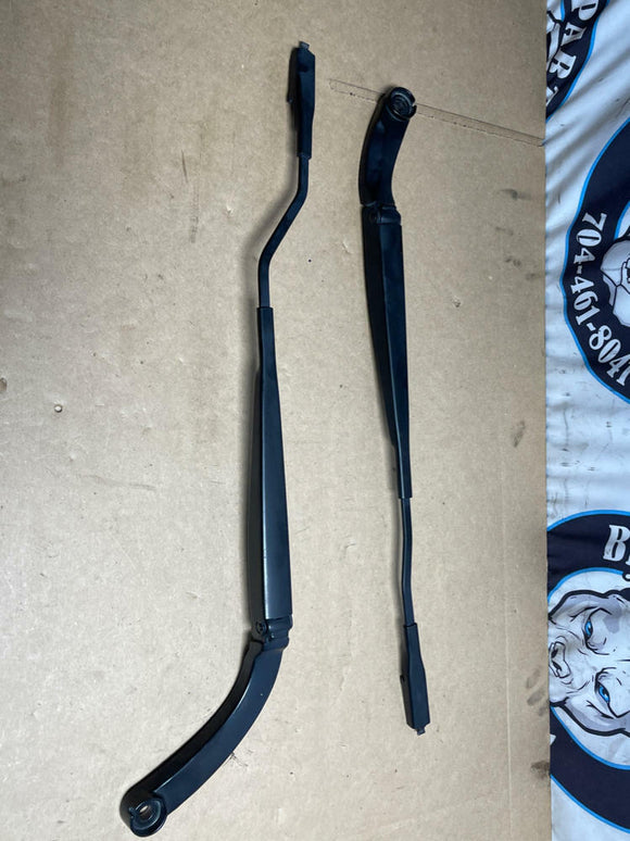 2015-23 Ford Mustang GT Wiper Arms Pair 207